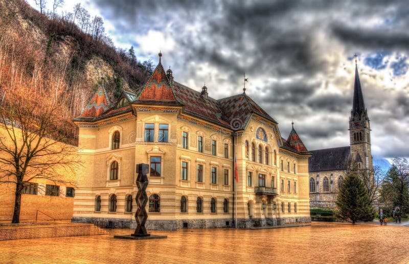 Regerings- byggnad i Vaduz royaltyfri bild Regerings- byggnad i Vaduz royaltyfri bild