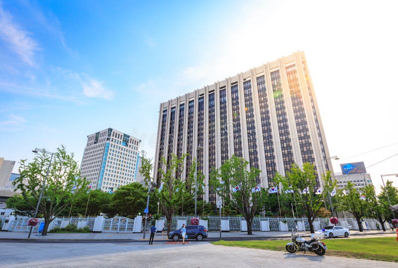 Regerings- komplex-Seoul på Juni 19, 2017 i den Gwanghwamun fyrkanten, royaltyfri foto Regerings- komplex-Seoul på Juni 19, 2017 i den Gwanghwamun fyrkanten, royaltyfri foto