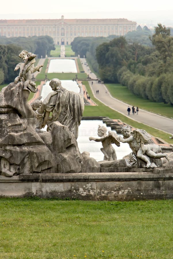 Reggia di Caserta, W?ochy 10/27/2018 Baseny wielka fontanna w parku fotografia stock Reggia di Caserta, W?ochy 10/27/2018 Baseny wielka fontanna w parku fotografia stock
