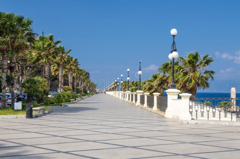 Reggio Di Calabria promenad Lungomare Falcomata, sydliga Italien arkivfoton Reggio Di Calabria promenad Lungomare Falcomata, sydliga Italien arkivfoton