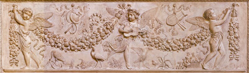REGGIO EMILIA, ITALIA - 14 DE ABRIL DE 2018: El alivio de ángeles en el paraíso simbólico en el chiesa di San Francisco de la igl fotografía de archivo REGGIO EMILIA, ITALIA - 14 DE ABRIL DE 2018: El alivio de ángeles en el paraíso simbólico en el chiesa di San Francisco de la igl fotografía de archivo