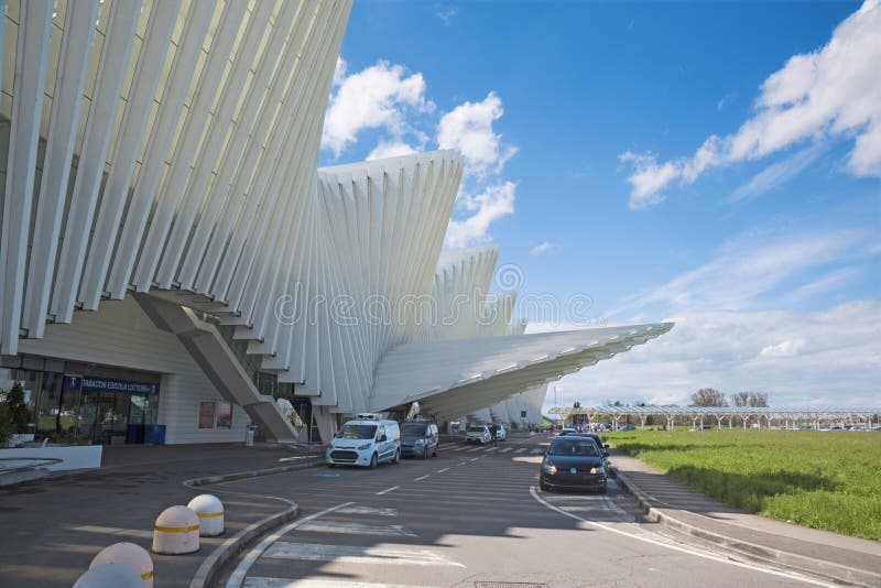 REGGIO EMILIA, ITALIA - 13 DE ABRIL DE 2018: El ferrocarril de Reggio Emilia sistema de pesos americano Mediopadana del arquitect foto de archivo REGGIO EMILIA, ITALIA - 13 DE ABRIL DE 2018: El ferrocarril de Reggio Emilia sistema de pesos americano Mediopadana del arquitect foto de archivo