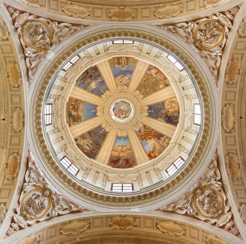 REGGIO EMILIA, ITALIEN - APRIL 13, 2018: Kupolen i kyrkliga Chiesa di San Pietro med frescoesna av Anselmo Govi 1939 fotografering för bildbyråer REGGIO EMILIA, ITALIEN - APRIL 13, 2018: Kupolen i kyrkliga Chiesa di San Pietro med frescoesna av Anselmo Govi 1939 fotografering för bildbyråer