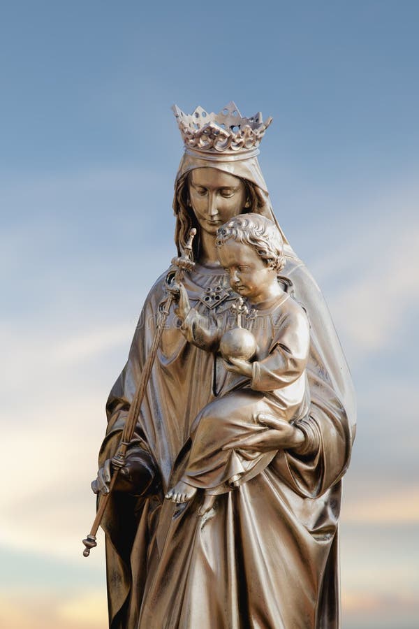 Regina di cielo Statua antica di vergine Maria con Jesus Christ immagine stock Regina di cielo Statua antica di vergine Maria con Jesus Christ immagine stock