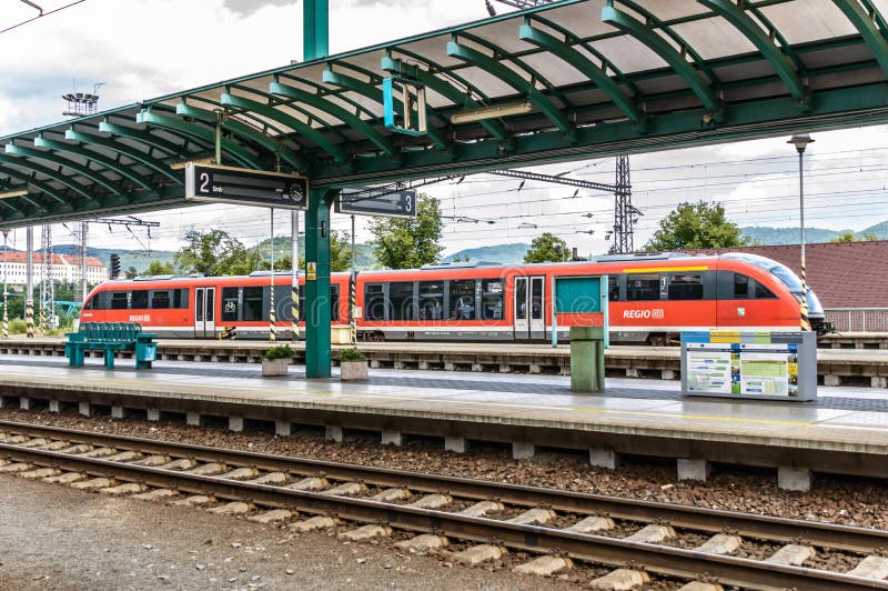 Regio uttrycklig bortgång till och med drevstationen på Decin arkivbilder Regio uttrycklig bortgång till och med drevstationen på Decin arkivbilder
