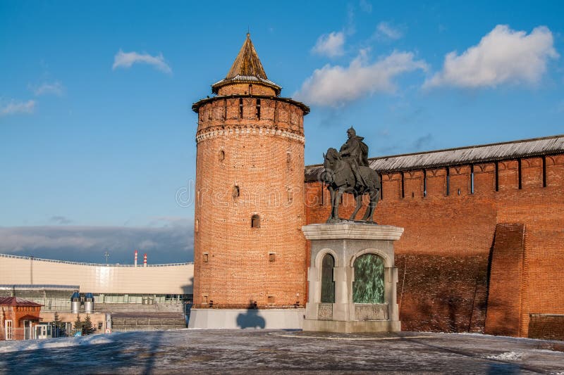 Region Russlands, Moskau, Kolomna, Marinkin-Turm und Dmitry Donskoy Statues nahe den Wänden des Kolomna der Kreml lizenzfreie stockfotografie Region Russlands, Moskau, Kolomna, Marinkin-Turm und Dmitry Donskoy Statues nahe den Wänden des Kolomna der Kreml lizenzfreie stockfotografie