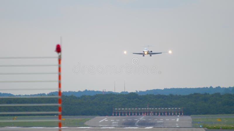 Regionaler Jet, der vor der Landung sich nähert stock video
