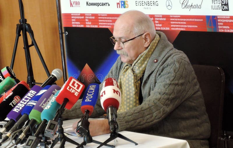 Regisseur Nikita Mikhalkov Bij Persconferentie ...