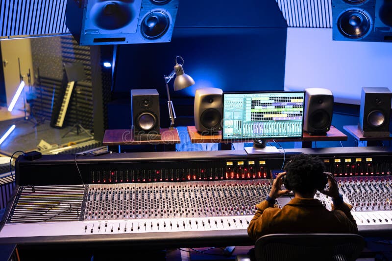 Registrazione di editing di sound designer africano in studio professionale fotografia stock libera da diritti