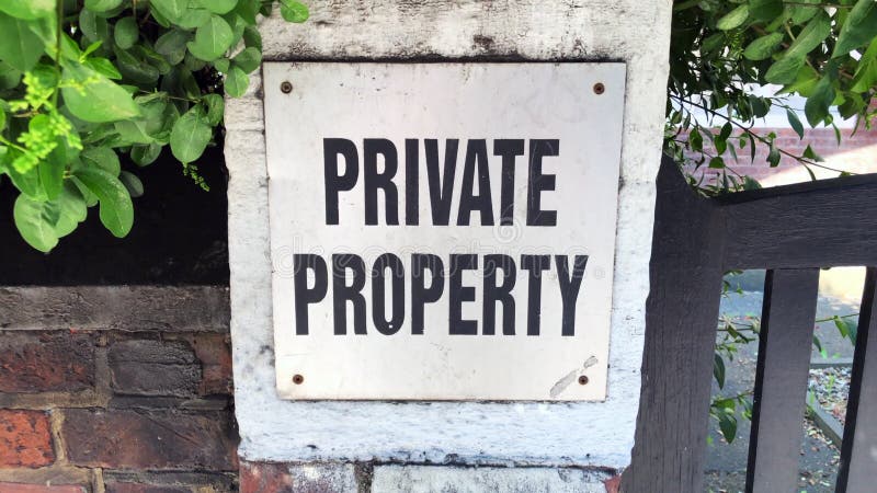 Registro de propiedad privada en el exterior de una casa.