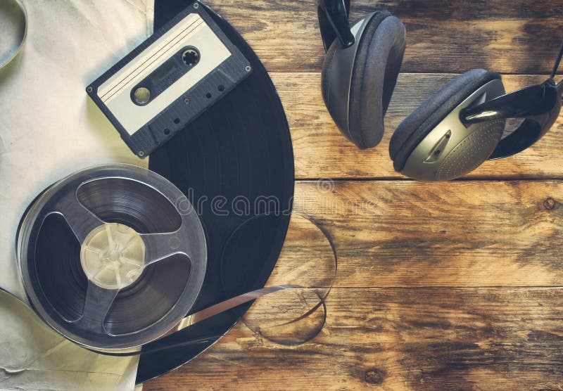 Registro de vinil, cassete áudio, bobina da fita e fones de ouvido velhos fotos de stock Registro de vinil, cassete áudio, bobina da fita e fones de ouvido velhos fotos de stock
