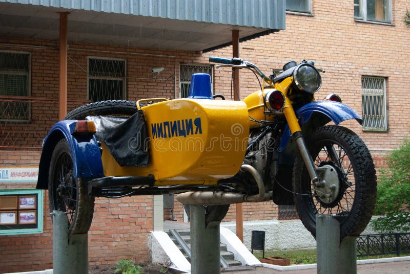 Região de kaluga, cidade de medyn russia, maio de 2012 : monumento à moto da polícia