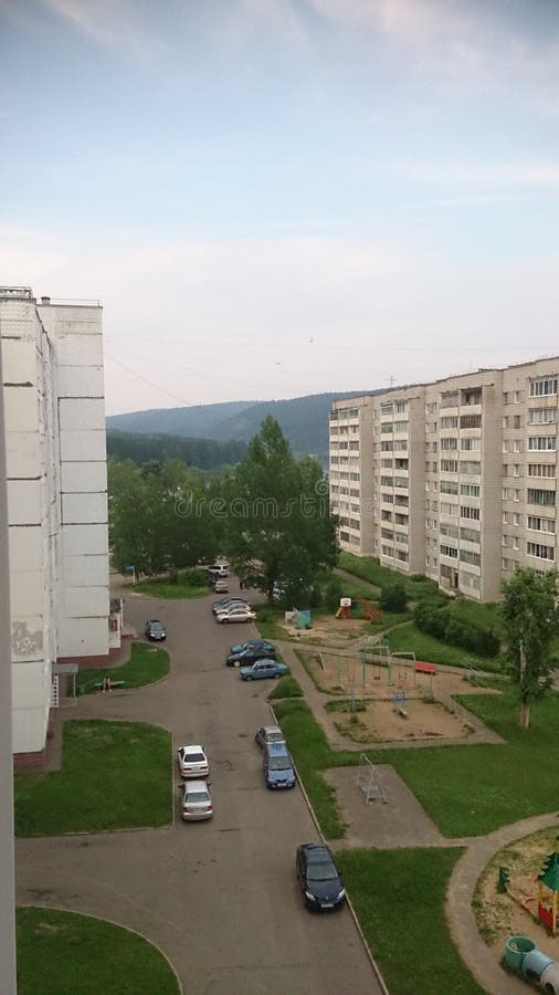 Região de Rússia, Krasnoyarsk, Zelenogorsk, o 29 de junho de 2016 Casas plurifamiliares na cidade imagem de stock royalty free Região de Rússia, Krasnoyarsk, Zelenogorsk, o 29 de junho de 2016 Casas plurifamiliares na cidade imagem de stock royalty free