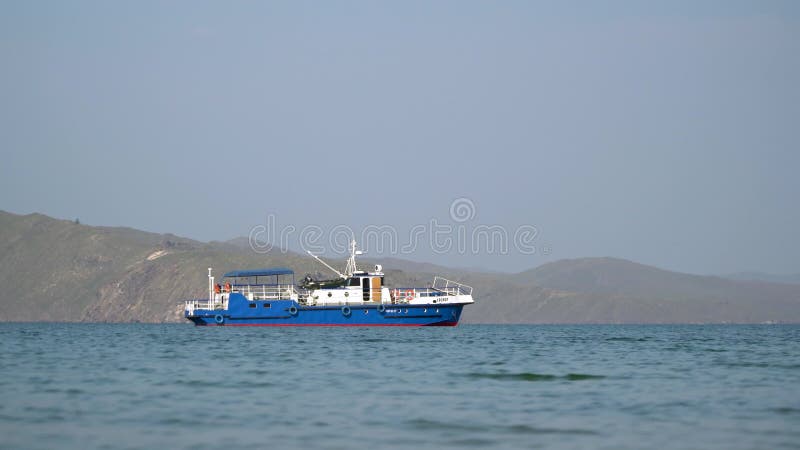 Região rússia irkutsk sakhyurta agosto 2020 : pequeno barco branco na superfície azul de água.