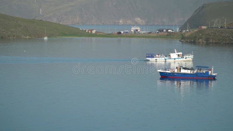 Região rússia irkutsk sakhyurta agosto 2020 : pequeno navio num lago grande.