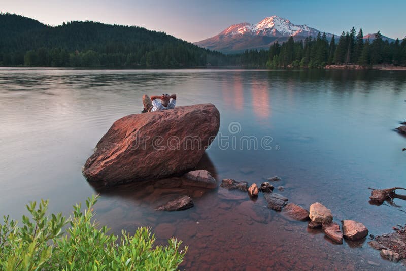 Região selvagem bonita de Shasta da montagem imagens de stock royalty free Região selvagem bonita de Shasta da montagem imagens de stock royalty free