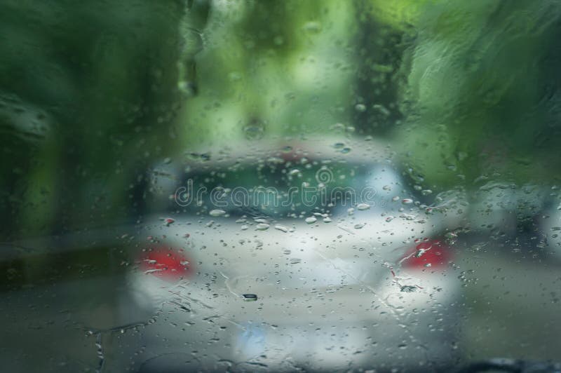 regn tappar på vindrutan med suddiga bilar på backgro royaltyfria foton regn tappar på vindrutan med suddiga bilar på backgro royaltyfria foton