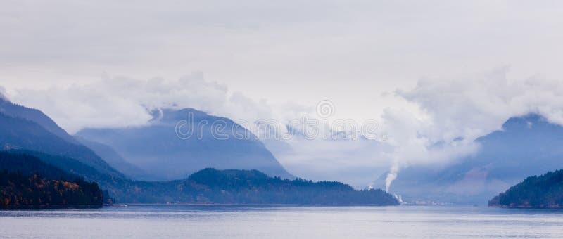 Regna moln på kust- bergskedjor BC Kanada royaltyfria bilder