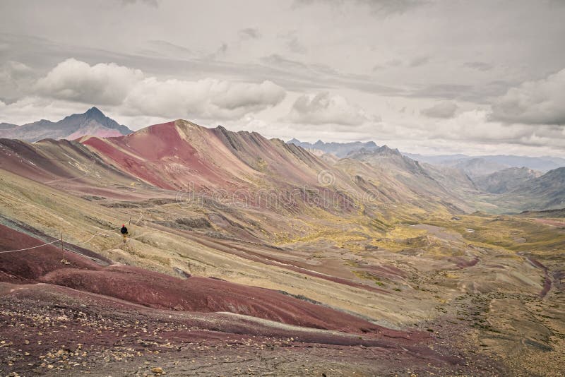 Regnbågeberg eller Vinicunca i sydliga Peru Man som gör trekking royaltyfria bilder Regnbågeberg eller Vinicunca i sydliga Peru Man som gör trekking royaltyfria bilder