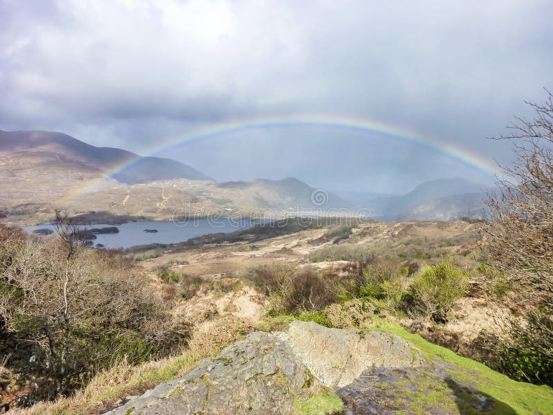 Regnbågen ovanför de berömda damerna beskådar, cirkeln av Kerry royaltyfri foto Regnbågen ovanför de berömda damerna beskådar, cirkeln av Kerry royaltyfri foto