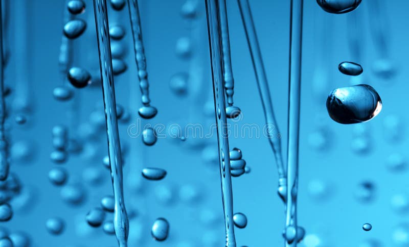 Regnen Sie Wassertropfennahaufnahmemakro auf einem blauen Hintergrund lizenzfreie stockfotografie Regnen Sie Wassertropfennahaufnahmemakro auf einem blauen Hintergrund lizenzfreie stockfotografie