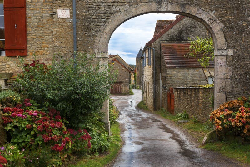 Regnerischer Tag des französischen Dorfs, Frankreich stockfotografie Regnerischer Tag des französischen Dorfs, Frankreich stockfotografie