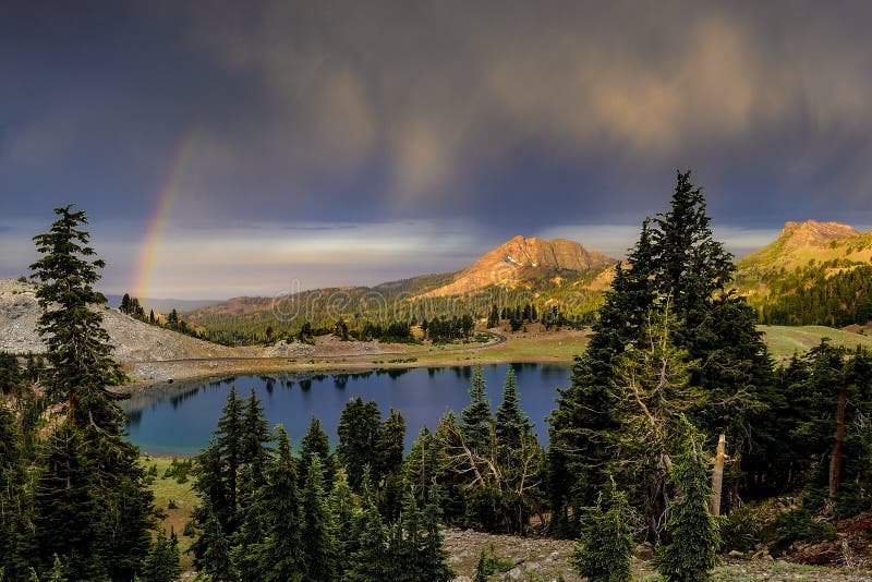 Regnmoln och regnbåge över sjön Helen, Lassen vulkanisk nationalpark royaltyfria bilder