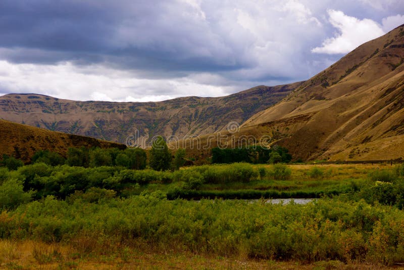 Regnmoln och Rolling Hills arkivfoto