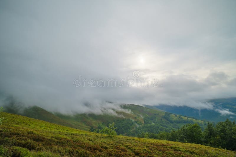 Regnmoln ovanför Carpathians Panorama av den Borzhava kanten av de ukrainska Carpathian bergen royaltyfri foto Regnmoln ovanför Carpathians Panorama av den Borzhava kanten av de ukrainska Carpathian bergen royaltyfri foto