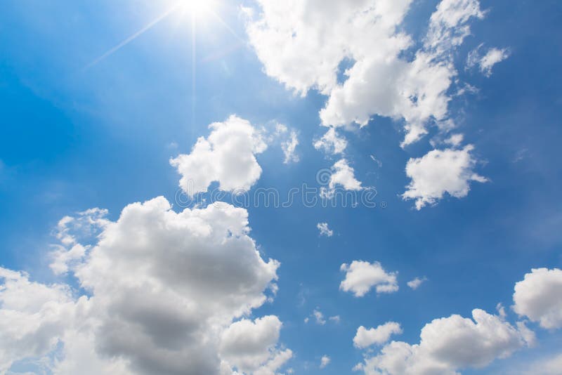 Regnmoln är kommande på den färgrika blåa himlen med den verkliga strålen av solen arkivbild