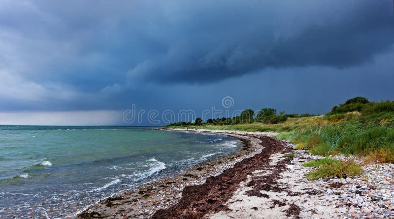 Regnmoln över fjärdstranden royaltyfri foto