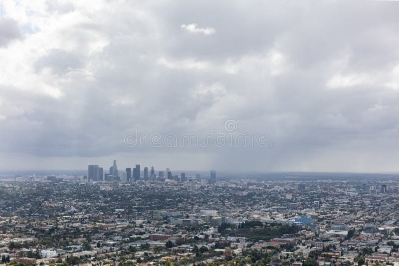 Regnmoln över i stadens centrum Los Angeles arkivfoto
