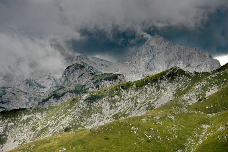 Regnoklarheter över de Trnovacki Durmitor bergen arkivfoton