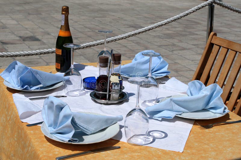 Regolazione della Tabella per un pranzo immagini stock Regolazione della Tabella per un pranzo immagini stock