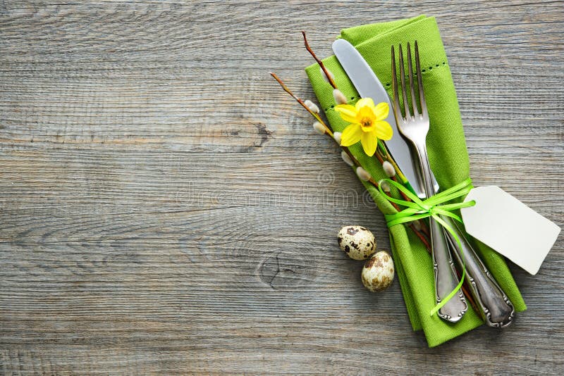 Regolazione della tavola di Pasqua con il narciso e la coltelleria