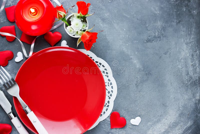 Regolazione di posto della tavola di giorno di biglietti di S. Valentino con il piatto rosso vuoto, coltello, fotografie stock Regolazione di posto della tavola di giorno di biglietti di S. Valentino con il piatto rosso vuoto, coltello, fotografie stock