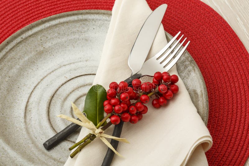 Regolazione di posto festiva della regolazione della tavola di cena di Natale con le decorazioni botaniche naturali