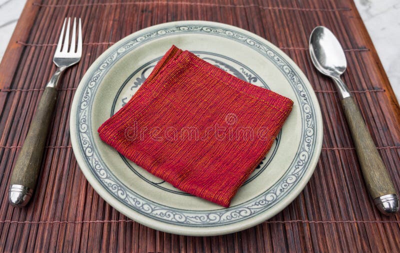 Regolazione di posto orientale della tavola di stile fotografia stock libera da diritti Regolazione di posto orientale della tavola di stile fotografia stock libera da diritti
