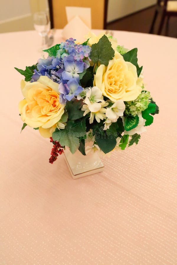 Regolazione e fiori della tabella della decorazione di nozze fotografie stock libere da diritti Regolazione e fiori della tabella della decorazione di nozze fotografie stock libere da diritti