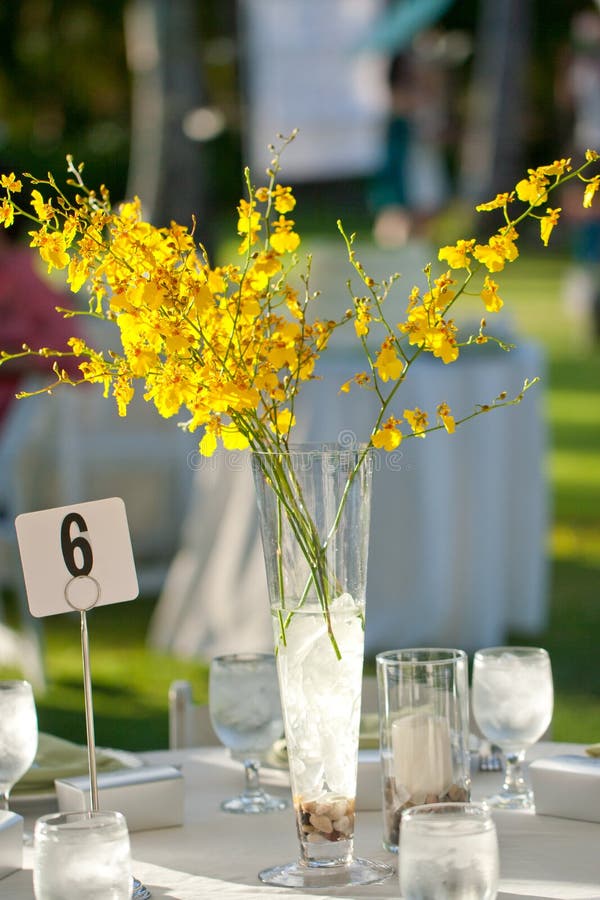 Regolazione e fiori della tabella della decorazione di nozze di spiaggia immagini stock libere da diritti Regolazione e fiori della tabella della decorazione di nozze di spiaggia immagini stock libere da diritti