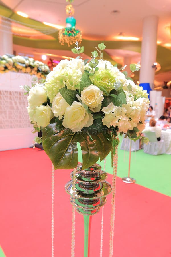 Regolazione e fiori della tavola della decorazione di nozze immagine stock Regolazione e fiori della tavola della decorazione di nozze immagine stock
