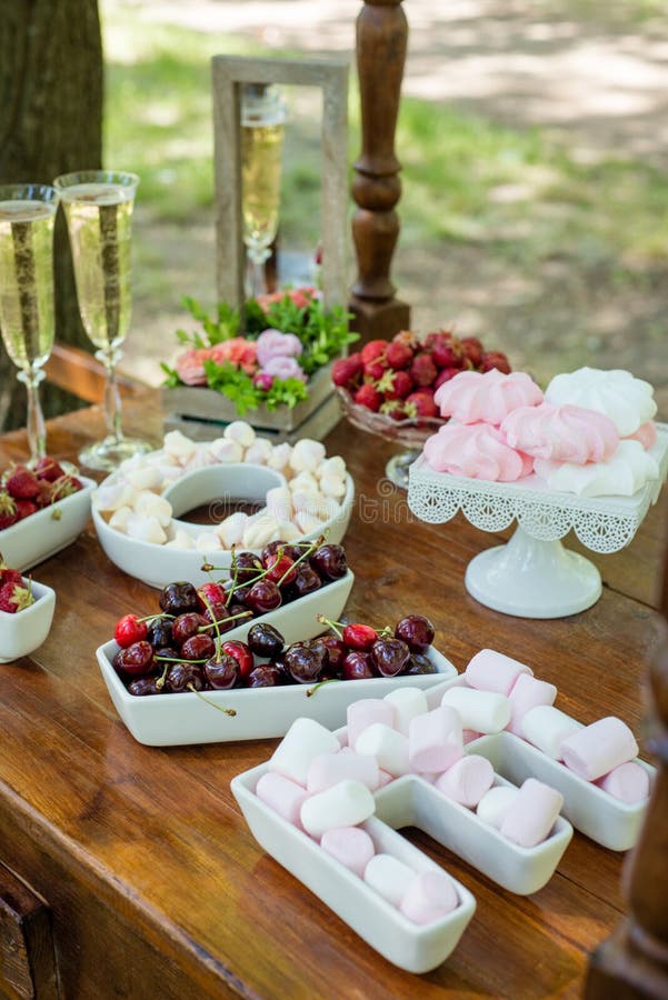 Regolazione festiva della tavola con la frutta e le caramelle gommosa e molle immagini stock libere da diritti Regolazione festiva della tavola con la frutta e le caramelle gommosa e molle immagini stock libere da diritti