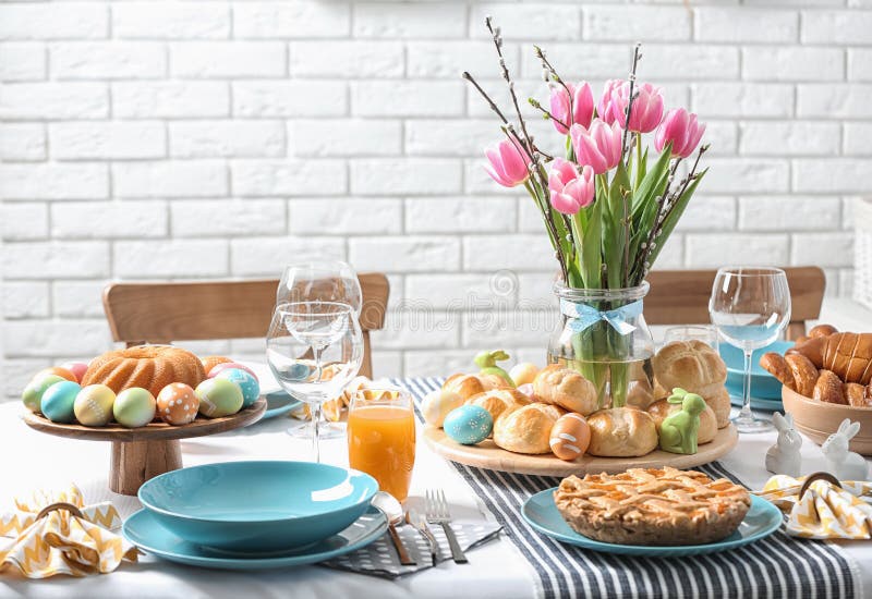 Regolazione festiva della tavola di Pasqua con il pasto tradizionale