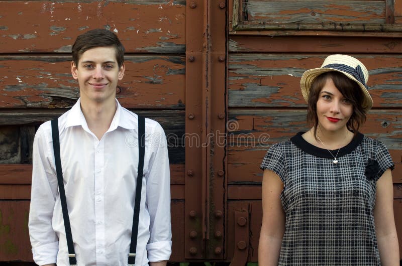 Regolazione industriale del retro giovane di amore fronte divertente d'annata delle coppie immagini stock libere da diritti Regolazione industriale del retro giovane di amore fronte divertente d'annata delle coppie immagini stock libere da diritti
