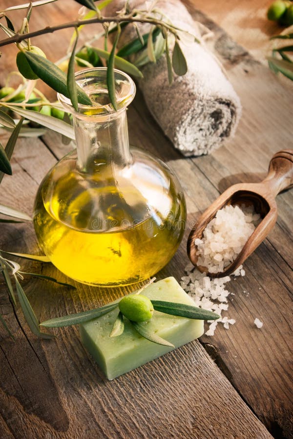 Regolazione naturale della stazione termale con i prodotti verde oliva fotografia stock libera da diritti Regolazione naturale della stazione termale con i prodotti verde oliva fotografia stock libera da diritti