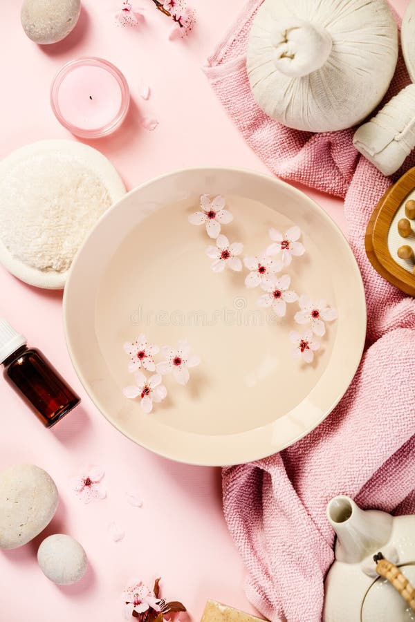 Regolazioni della STAZIONE TERMALE su fondo rosa fotografia stock Regolazioni della STAZIONE TERMALE su fondo rosa fotografia stock