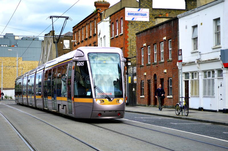 Regoli il passaggio davanti alle costruzioni in Dublin City Ireland fotografia stock