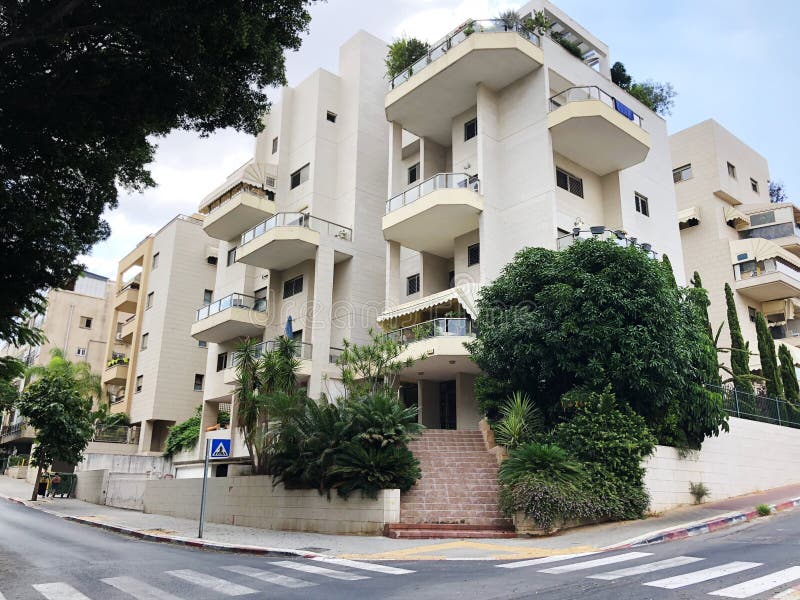 REHOVOT, ИЗРАИЛЬ - 26-ое августа 2018: Жилой дом и деревья в Rehovot, Израиле стоковые фото REHOVOT, ИЗРАИЛЬ - 26-ое августа 2018: Жилой дом и деревья в Rehovot, Израиле стоковые фото