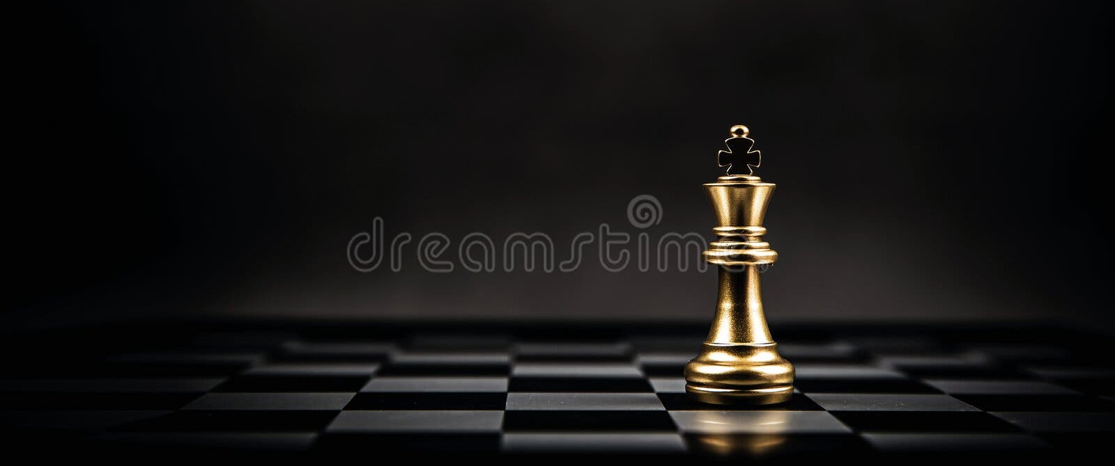encontro de xadrez de rei dourado com inimigo de xadrez de ouro em