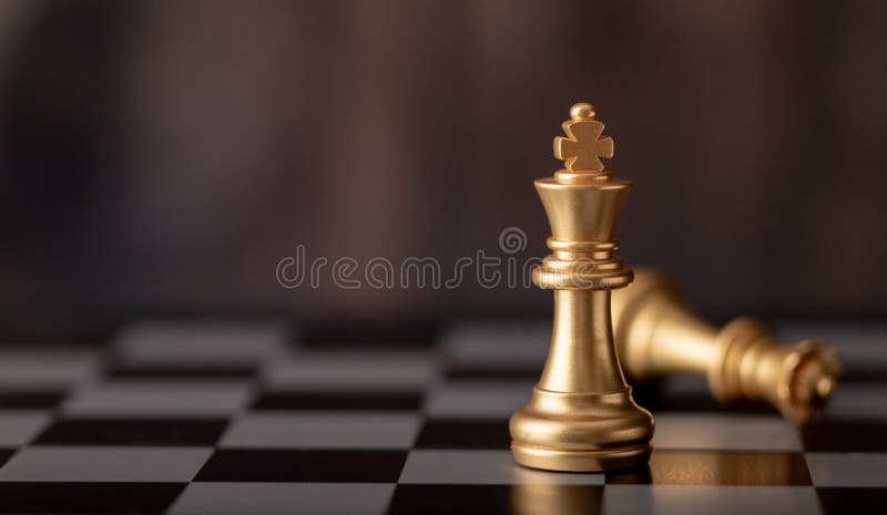 Rei do ouro do jogo de xadrez em pé com rainha de prata caindo estratégica  do conceito de estratégia de negócios de sucesso de liderança